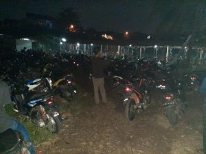 Polisi Masuk ke Kolam Pemancingan di Pondok Aren Ingatkan Bahaya Corona