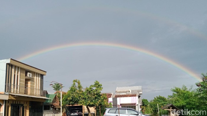 Dua pelangi terlihat dari Desa Sabrang, Kecamatan Delanggu, Klaten, Senin (6/4/2020).