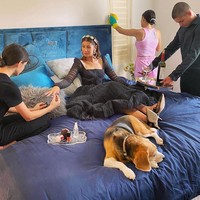 Dalam foto ini wanita tersebut menampilkan anak-anaknya yang sedang melayaninya sebagai homeschooling. Tampaknya foto ini pun hanya untuk bercanda. Kali ini ia pun pakai barang-barang dari desainer Rachel Gilbert hingga Alessandra Rich. Foto: Instagram @lissygraham