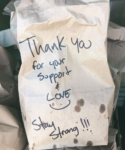 Miley Cyrus dan Cody Simpson bagikan makanan ke petugas kesehatan