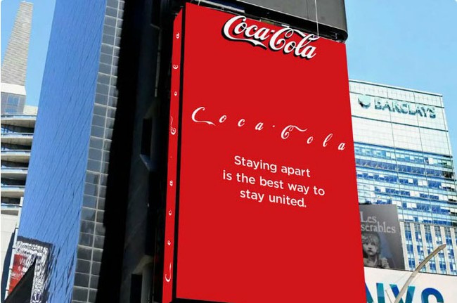 Memasang billboard besar di sebuah gedung di Times Square, New York, Coca Cola pun menjaga jarak setiap huruf pada logonya. Staying apart s the best way to stay united, pesan mereka. Foto: Istimewa