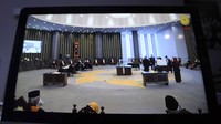 Pemilihan Ketua Mahkamah Agung (MA) mulai dilaksanakan di Ruang Koesoema Atmadja. Para hakim agung datang ke ruangan bertoga emas dengan memakai masker. Sebanyak 47 hakim agung memberikan hak pilihnya, termasuk hak dipilih.