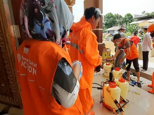 Pertamina Semprot Disinfektan ke 10 Masjid dan Langgar di Samarinda