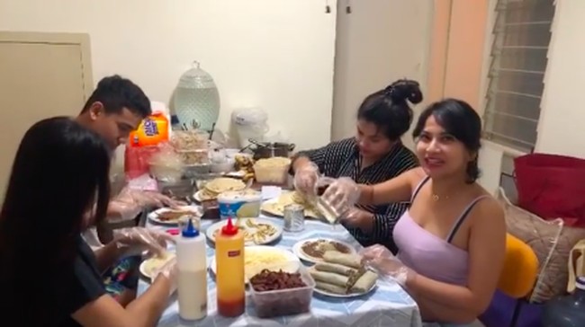 Vanessa Tampil Seksi Saat Bikin Kebab hingga Farah Quinn Bagi Resep Kue