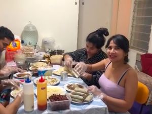 Pakai Baju Seksi Saat Racik Kebab, Vanessa Angel Dinyinyiri Netizen