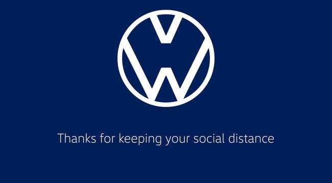 Volkswagen juga menjauhkan monogram V dan W yang tadinya saling bertaut. Thanks for keeping your social distance, tulisnya. Foto: Istimewa