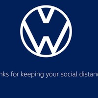 Volkswagen juga menjauhkan monogram V dan W yang tadinya saling bertaut. Thanks for keeping your social distance, tulisnya. Foto: Istimewa