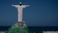 Replika patung Christ the Redeemer yang mengenakan topeng di Pantai Copacabana terlihat saat pandemi Covid-19 di Rio de Janeiro, Brasil. Menurut Kementerian Kesehatan, hingga hari ini, Brasil memiliki 10.278 kasus yang dikonfirmasi dari virus corona (COVID-19) dan setidaknya 431 kematian tercatat. Getty Images/Bruna Prado.