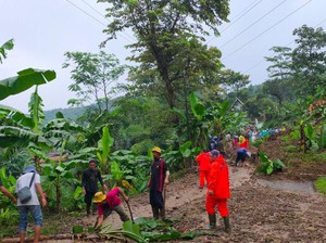 Longsor Tutup Jalur Penghubung Sumedang-Subang