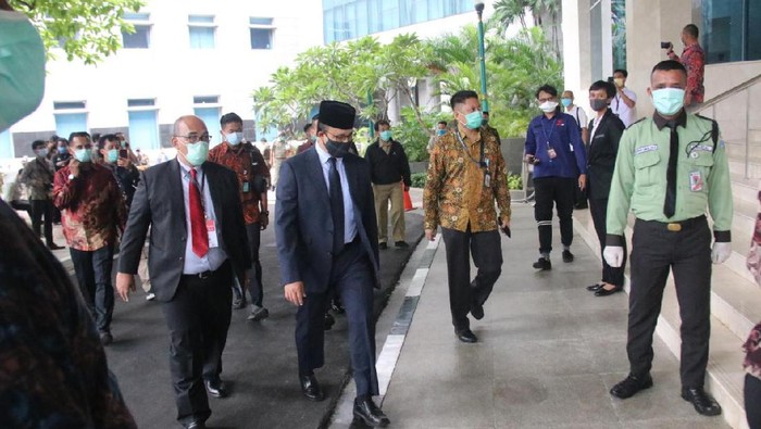 Anies pakai masker kain hitam saat hadiri pemilihan wagub dki di DPRD DKI Jakarta.