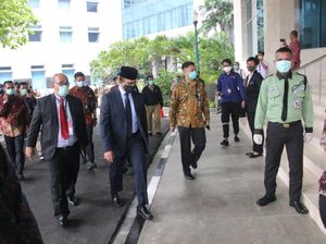 Anies Pakai Masker Kain Hitam di Rapat Paripurna Pemilihan Wagub DKI