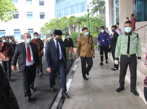 Anies Pakai Masker Kain Hitam di Rapat Paripurna Pemilihan Wagub DKI