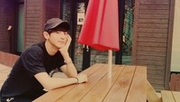 Momen kulinernya juga semakin seru saat ia nongkrong di kafe-kafe. Seperti yang tampak pada foto ini. Sambil menunggu pesanan datang, ia berpose menopang dagu. Foto: instagram Park Chanyeol