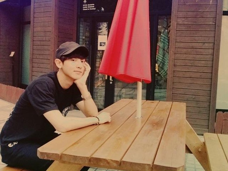Pesona Tampan Park Chanyeol Terlihat Lewat Momen Kulinernya Pesona Tampan Park Chanyeol Terlihat Lewat Momen Kulinernya