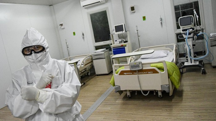 Seorang dokter berdiri di dalam salah satu ruang modular di Rumah Sakit Pertamina Jaya, Cempaka Putih, Jakarta, Senin (6/4/2020). Rumah Sakit darurat COVID-19 tersebut berkapasitas sebanyak 160 tempat tidur dalam ruangan dan 65 kamar isolasi bertekanan negatif untuk merawat pasien positif COVID-19 sesuai standar yang ditetapkan oleh Organisasi Kesehatan Dunia atau WHO. ANTARA FOTO/M Risyal Hidayat/wsj.