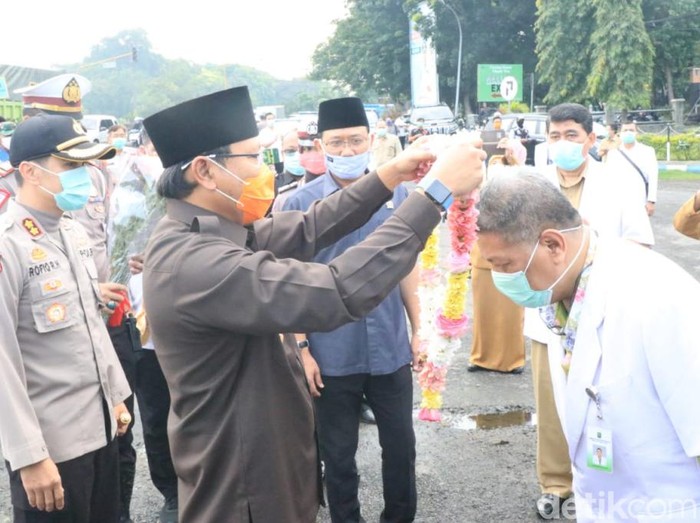 Para pejabat di Kabupaten Pasuruan mendatangi RSUD Bangil. Mereka membawa karangan bunga sebagai bentuk penghormatan kepada para petugas medis yang menangani kasus corona.