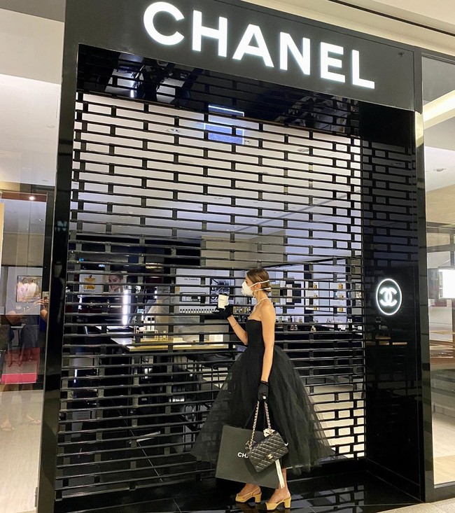 Sosialita asal Australia Melissa Graham atau yang dikenal sebagai Lissy jadi perbincangan karena serangkaian foto Instagram-nya. Beberapa hari ini Lissy mengunggah foto-foto yang menampilkan dirinya sedang melakukan berbagai aktivitas di rumah selama karantina diri. Foto: Instagram @lissygraham