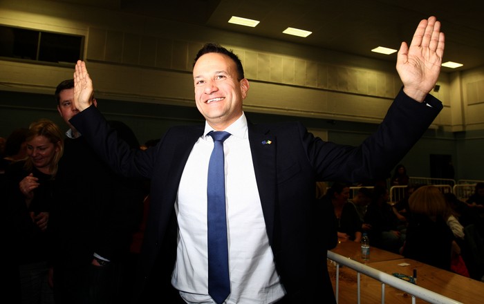 PM Irlandia, Leo Varadkar, turut bergabung dengan tim layanan medis untuk menghadapi pandemi COVID-19. PM Varadkar diketahui memiliki gelar sarjana kedokteran.