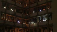 Sebelumnya, Perdana Menteri India Narendra Modi menyerukan 1,3 miliar warganya untuk mematikan lampu dan menyalakan liilin pada Minggu (5/4) pukul 9 malam selama 9 menit. AP Photo/Rajanish Kakade.