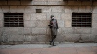 Sebuah patung  yang terjebak kesepian di pusat kota Madrid, Spanyol. Patung tersebut menjadi saksi bisunya kota Madrid Spanyol saat lockdown untuk mengurangi penyebaran Covid-19. Getty Images/Pablo Blazquez Dominguez.