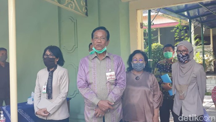 Gubernur DIY Sri Sultan Hamengku Buwono X seusai menerima rombongan manajemen RSUP Dr Sardjito, Senin (6/4/2020).