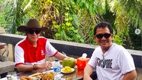 Lewat Instagram, Yasonna sering mengunggah foto-foto aktivitasnya. Seperti ketika ia mengunjungi T-Garden di Deli Serdang sambil mencicipi banyak camilan enak. Foto: Instagram yasonna.laoly