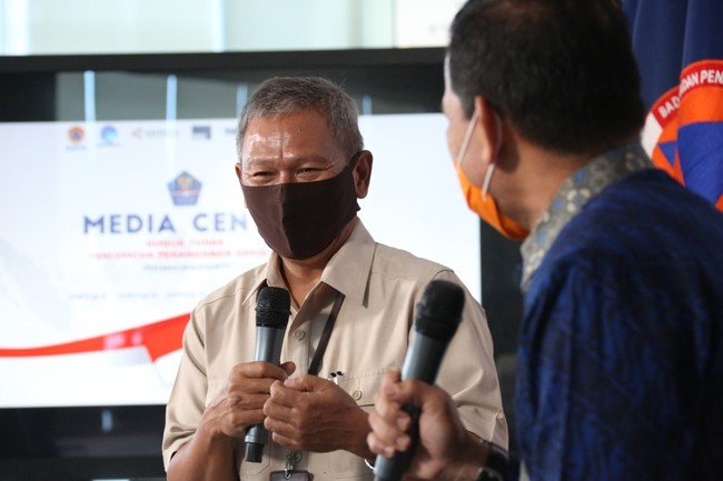 Achmad Yurianto diketahui mulai memakai masker kain sejak (5/4/2020). Mulai hari ini, sesuai rekomendasi dari WHO, kita jalankan masker untuk semua. Semua harus memakai masker ketika berkegiatan di luar, kata Yurianto kala itu dalam konferensi pers virtual melalui akun Badan Nasional Penanggulangan Bencana (BNPB) Indonesia. (Foto: dok. BNPB)