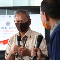 Achmad Yurianto diketahui mulai memakai masker kain sejak (5/4/2020). Mulai hari ini, sesuai rekomendasi dari WHO, kita jalankan masker untuk semua. Semua harus memakai masker ketika berkegiatan di luar, kata Yurianto kala itu dalam konferensi pers virtual melalui akun Badan Nasional Penanggulangan Bencana (BNPB) Indonesia. (Foto: dok. BNPB)