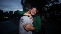 Warga binaan yang dibebaskan disambut keluarganya di Lembaga Pembinaan Khusus Anak (LPKA) Klas I, Kota Tangerang, Banten, Kamis (2/4/2020). ANTARA FOTO/Fauzan.