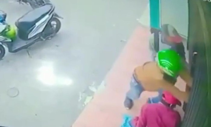 Oknum ojol coba bobol pintu toko di Medan (dok. Istimewa)