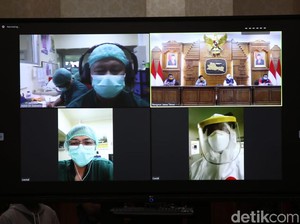 Khofifah Beri Semangat Tenaga Medis Kasus Corona Lewat Video Conference