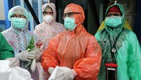 Petugas medis Puskesmas Kuta Alam memakai jas hujan plastik sebagai Alat Pelindung Diri (APD) untuk melayani pasien di Banda Aceh, Aceh, Senin (6/4/2020). ANTARA FOTO/Irwansyah Putra