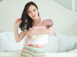 Shandy Aulia Berbikini Pose Bareng Suami, Perut Langsingnya Bikin Salfok
