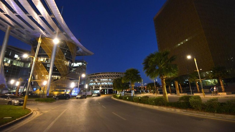 Jalanan kota Riyadh di Arab Saudi sepi saat pemberlakuan jam malam A picture taken on March 23, 2020, shows an empty street in the Saudi capital Riyadh after authorities imposed a curfew for 21 days to curb the spread of the COVID-19 coronavirus pandemic. (Photo by FAYEZ NURELDINE / AFP)