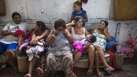 Pemerintah Peru bahkan menerapkan sistem pembatasan aktivitas di luar ruangan, dimana hanya para pria yang diizinkan untuk meninggalkan rumah pada hari Senin, Rabu, dan Jumat, sementara wanita hanya diizinkan keluar ruamh pada hari Selasa, Kamis, dan Sabtu. Warga pun hanya diizinkan untuk ke pasar, apotek, maupun bank.