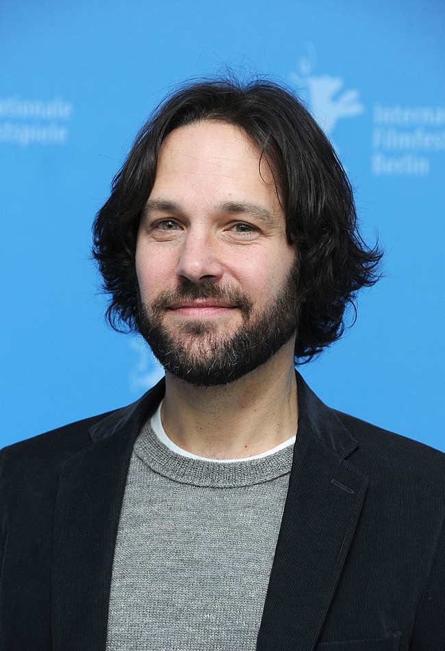 Ada pula yang menyebut Paul Rudd adalah vampir yang suka menyedot darah anak-anak agar awet muda. Tapi tentu saja itu hanya lelucon. Foto: Getty Images/Andreas Rentz