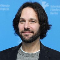 Ada pula yang menyebut Paul Rudd adalah vampir yang suka menyedot darah anak-anak agar awet muda. Tapi tentu saja itu hanya lelucon. Foto: Getty Images/Andreas Rentz