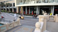 Semenjak penyebaran Corona meningkat, orang-orang tidak lagi berkerumun di Dubai Mall. Foto ini diabadikan pada 23 Maret 2020.  (REUTERS/Christopher Pike)