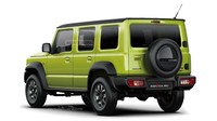 Sementara dari sektor performa, Jimny lima pintu menggendong mesin 1,5 liter bertenaga 105 dk, dengan sistem penggerak roda empat dan transmisi low-range, untuk mendukung kemampuan off-road.Foto: Motor1