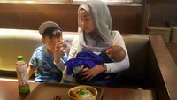 Di foto ini Soraya bilang kalau ia menikmati kesibukannya sebagai ibu. Ia tidak dibantu babysitter sehingga merawat dua anaknya dilalui dari pagi hingga malam hari. Foto: Instagram sorayalarasat1