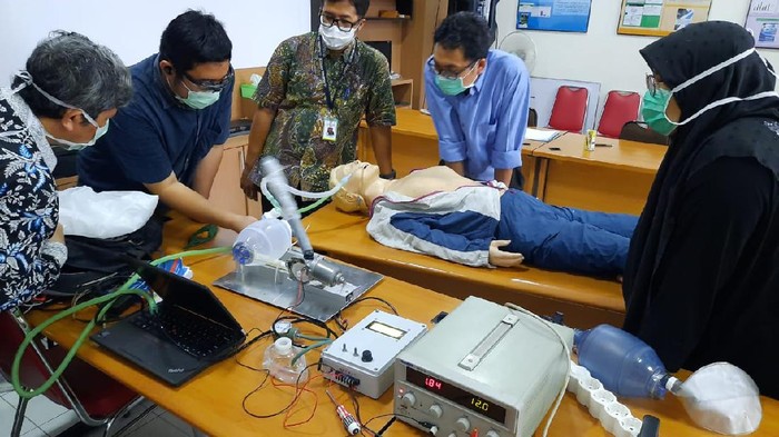 Tim dosen UGM rancang ventilator portable untuk pasien Corona, Selasa (7/4/2020). Tim dosen UGM rancang ventilator portable untuk pasien Corona, Selasa (7/4/2020).