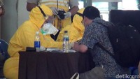 Wakil Sekretaris Gugus COVID-19 Jatim Jonathan Judianto mengatakan para pekerja migran yang baru turun dari pesawat langsung digiring melakukan pengecekan kesehatan.