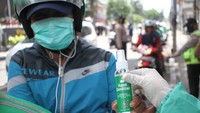 DPP PKB juga membagikan hand sanitizer kepada pengemudi Ojol yang melintas di sekitar kantor DPP PKB, Jalan Raden Saleh, Jakarta Pusat. Dok. PKB.