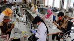 Relawan dan Penyandang Disabilitas Bikin Masker Gratis