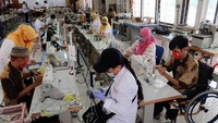 Pegawai Balai Besar Rehabilitasi Sosial Penyandang Disabilitas Fisik (BBRSPDF) Prof Dr Soeharso Surakarta memproduksi masker kain di Solo, Jawa Tengah, Senin (6/4/2020). Antara Foto/Maulana Surya.
