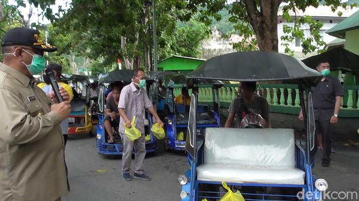 Gubernur Gorontalo Rusli Habibie, Selasa (7/4) memberikan sembako pada pengemudi becak motor (bentor)