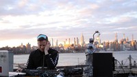 Seorang DJ memainkan musiknya di tengah karantina di Brooklyn, New York. (REUTERS/Caitlin Ochs)