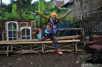 Pandemi Corona membuat berkurangnya aktivitas di luar ruangan. Komunitas Necis di Cimahi pun menyuguhkan hiburan badut bagi anak-anak melalui media sosial.