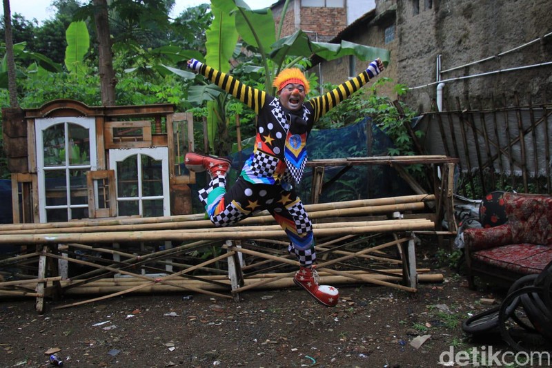 Pandemi Corona membuat berkurangnya aktivitas di luar ruangan. Komunitas Necis di Cimahi pun menyuguhkan hiburan badut bagi anak-anak melalui media sosial.