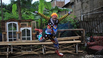 Hendayana, salah seorang anggota komunitas Necis menuturkan, ide menghibur anak-anak dengan badut awalnya dicetuskan oleh kelompok Aku Badut Indonesia (ABI) Delon. Harapannya agar anak-anak tetap berada di rumah guna menghindari penyebaran Corona.